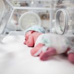 Κακοποίηση βρέφους στον Πύργο: Σοκαριστικά τα ευρήματα στο κορμί του – Παραμένει σε κρίσιμη κατάσταση