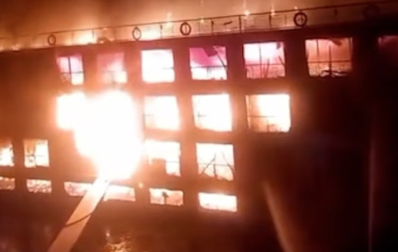 Βίντεο ντοκουμέντο με κρουαζιερόπλοιο στον Νείλο να τυλίγεται στις φλόγες με εκατοντάδες τουρίστες εν πλω Βίντεο ντοκουμέντο με κρουαζιερόπλοιο στον Νείλο να τυλίγεται στις φλόγες με εκατοντάδες τουρίστες εν πλω