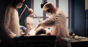 Ζωντανός για 171 ημέρες: Η συγκλονιστική ιστορία του πρώτου ανθρώπου με ήπαρ χοίρου