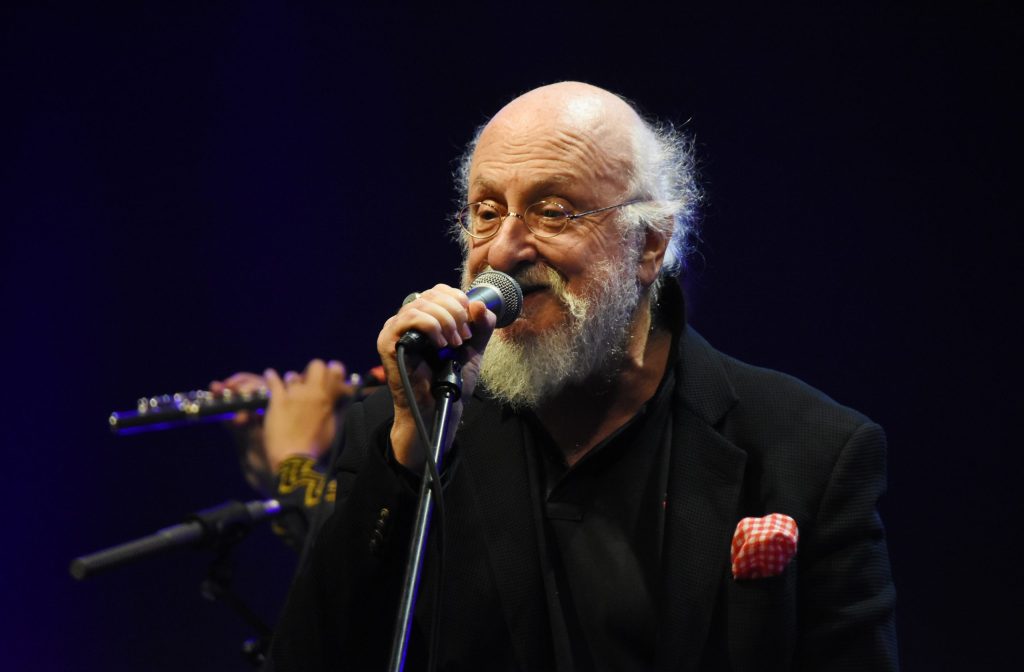 Με την κουβέρτα στη μασχάλη