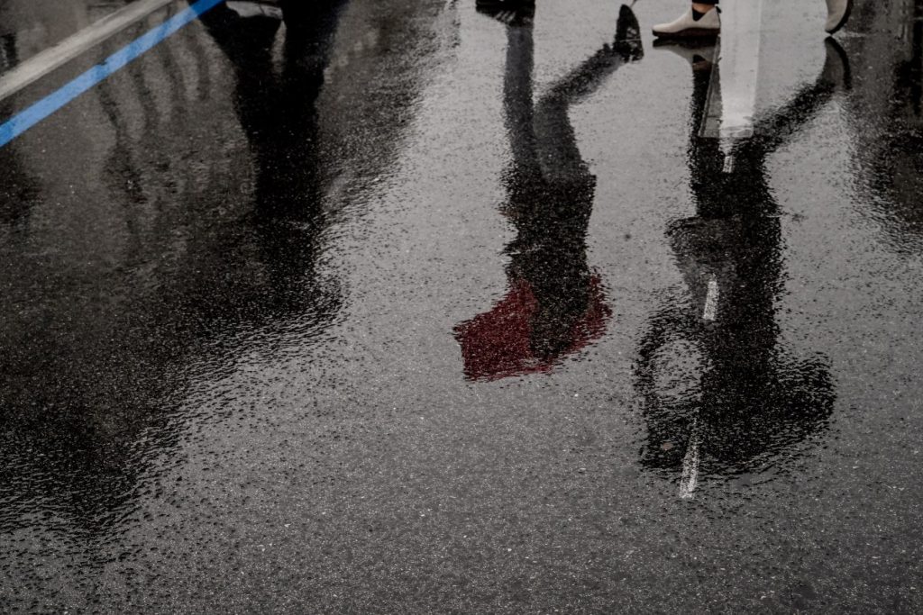 Αντανάκλαση σε βρεγμένο δρόμο