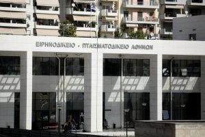 Σοβαρό περιστατικό βίας στο Ειρηνοδικείο: «Με εξύβρισε χυδαία και με χτύπησε στο κεφάλι»