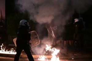 Ένταση και επεισόδια έξω από την πρεσβεία του Ισραήλ στην Αθήνα – 19 προσαγωγές