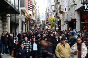 Εορταστικό ωράριο: Πώς θα λειτουργήσουν τα καταστήματα τις επόμενες ημέρες – Τι ισχύει για τις Κυριακές