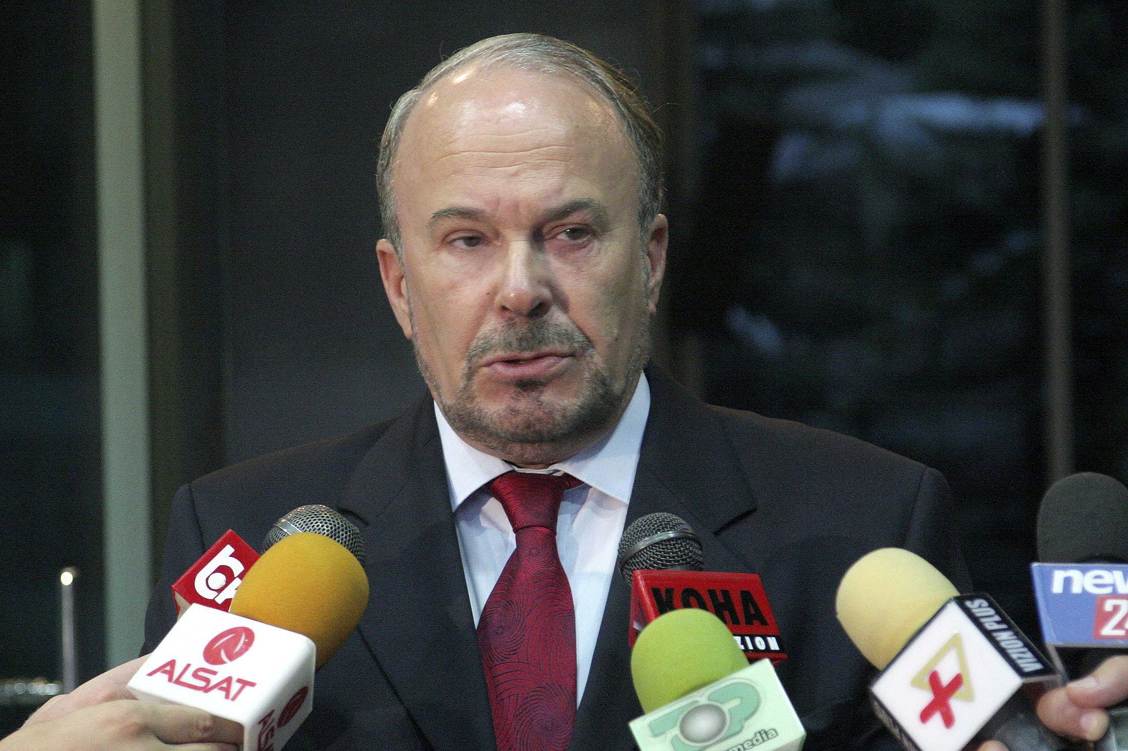 &Pi;έ&theta;&alpha;&nu;&epsilon; &sigma;&epsilon; &eta;&lambda;&iota;&kappa;ί&alpha; 73 &epsilon;&tau;ώ&nu; &omicron; &pi;&rho;ώ&eta;&nu; &pi;&rho;&omega;&theta;&upsilon;&pi;&omicron;&upsilon;&rho;&gamma;ό&sigmaf; &tau;&eta;&sigmaf; &Alpha;&lambda;&beta;&alpha;&nu;ί&alpha;&sigmaf;, &Phi;ά&tau;&omicron;&sigmaf; &Nu;ά&nu;&omicron;