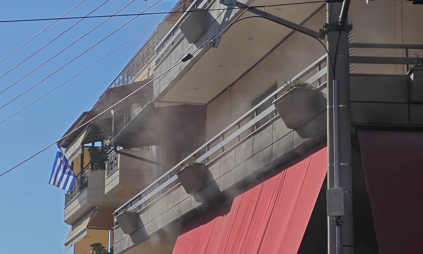 Ηλιούπολη: Υπό έλεγχο η φωτιά σε κατάστημα εστίασης χωρίς τραυματισμούς (βίντεο)