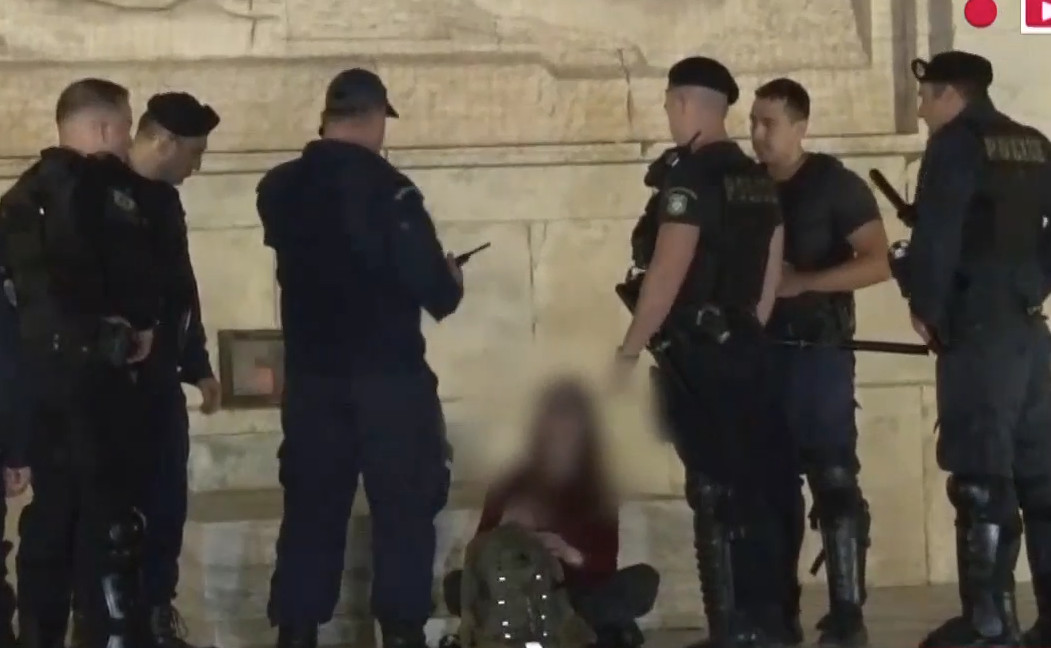 Βίντεο με την στιγμή της απομάκρυνσης γυναίκας από το Μνημείο του Άγνωστου Στρατιώτη στο Σύνταγμα
