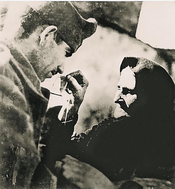 Κι όπως μακραίνει του ορφανοτροφείου η μπάντα*