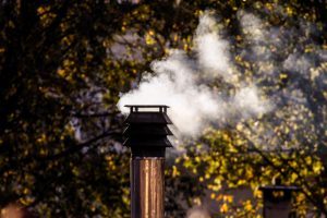 Πετρέλαιο, ξύλα ή πέλετ: Πώς προετοιμάζονται οι καταναλωτές για τον φετινό χειμώνα