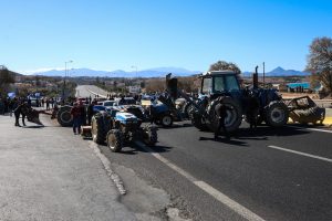 Στα μπλόκα οι αγρότες του Ε65 με αντίξοες καιρικές συνθήκες