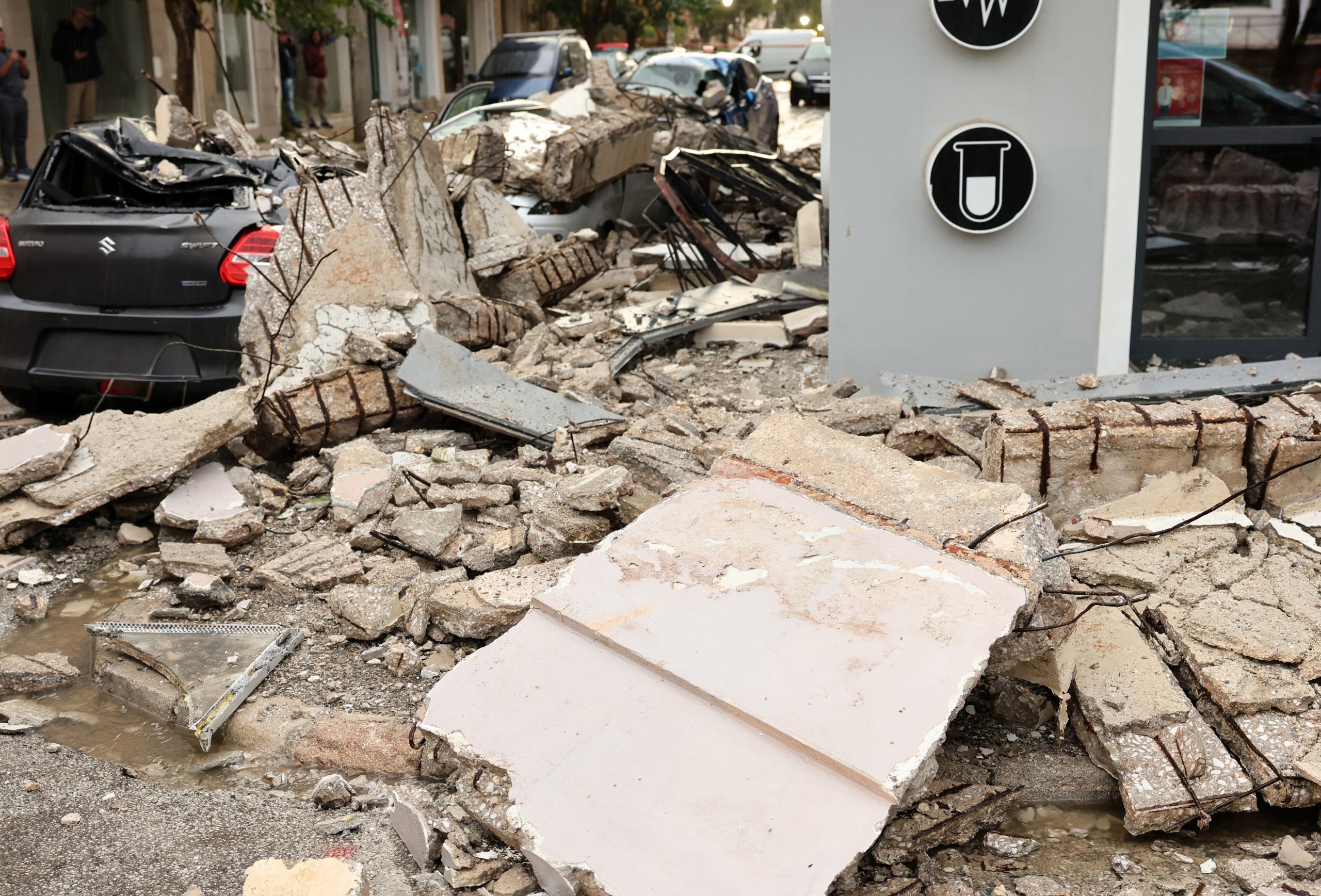 Λαύριο: «Ήταν θαύμα» – Οι συγκλονιστικές μαρτυρίες των γυναικών που γλίτωσαν από την πτώση μπαλκονιού