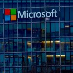 Microsoft: Σε ελεύθερη πτώση η μετοχή της – Γιατί την τιμωρούν οι επενδυτές