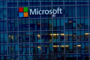 Microsoft: Σε ελεύθερη πτώση η μετοχή της – Γιατί την τιμωρούν οι επενδυτές