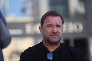 Πλακιάς: Δεν ακούμπησε κανένας αστυνομικός τον κύριο Ρούτσι – Το σχόλιο για το σπότ του κόμματος Καρυστιανού