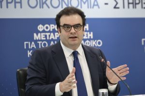 Στις Βρυξέλλες ο Πιερρακάκης για Eurogroup και ECOFIN: Φορολόγηση ενέργειας και δασμοί στα μικροδέματα στο επίκεντρο
