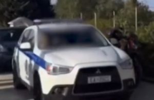 Σκιάθος: Viral νύφη έφτασε στην εκκλησία με περιπολικό  (Βίντεο)