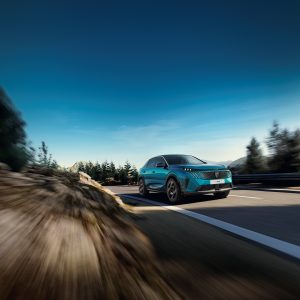 Το PEUGEOT E-3008 Dual Motor AWD 325 πριζώνει το παρόν