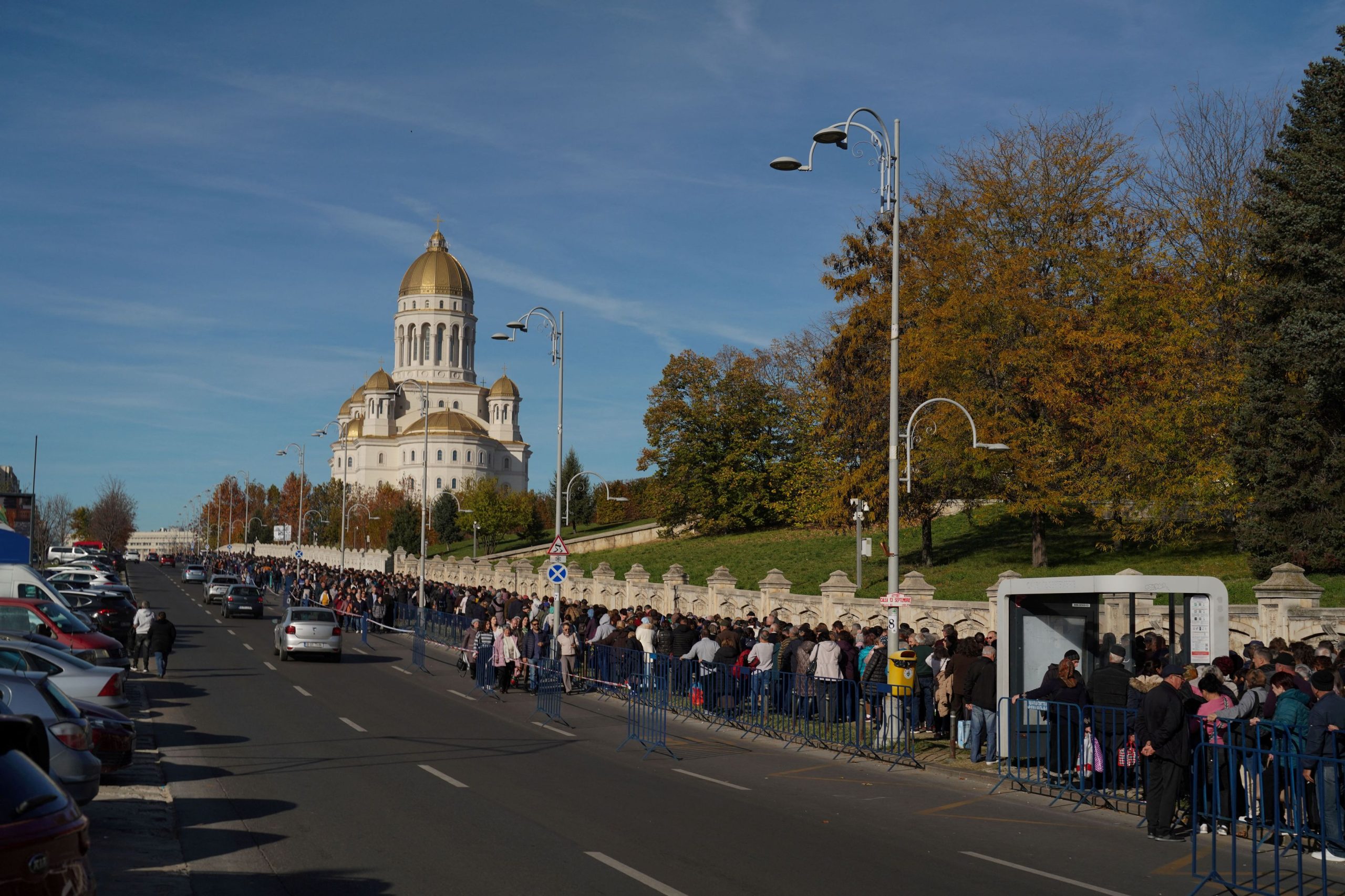 Χιλιάδες Ρουμάνοι σπεύδουν να επισκεφθούν τον νέο καθεδρικό ναό, τη μεγαλύτερη ορθόδοξη εκκλησία παγκοσμίως Χιλιάδες Ρουμάνοι σπεύδουν να επισκεφθούν τον νέο καθεδρικό ναό, τη μεγαλύτερη ορθόδοξη εκκλησία παγκοσμίως