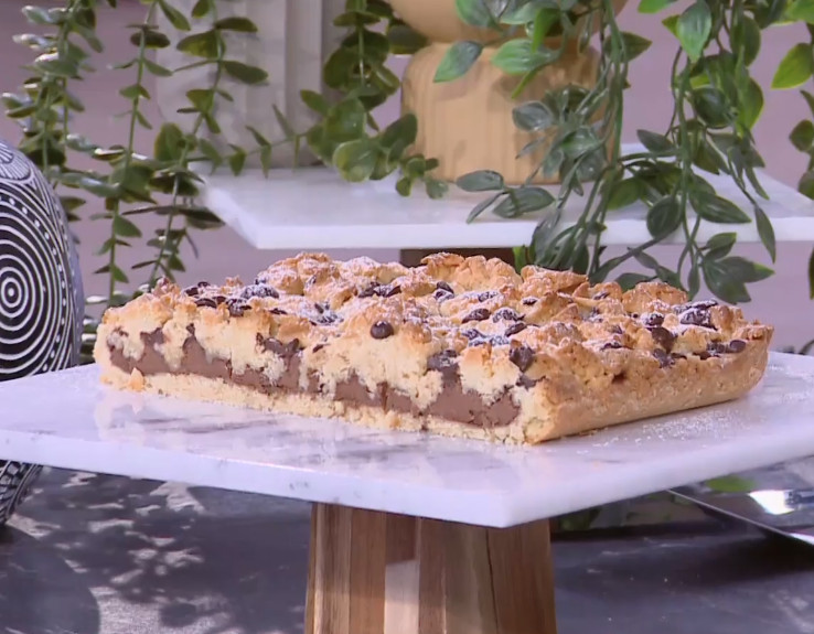 Ο Χρήστος Βέργαδος φτιάχνει crumble γεμιστό με πραλίνα