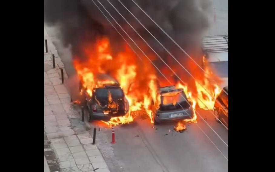 Άλιμος: Λαμπάδιασαν 4 αυτοκίνητα - Η φωτιά ξεκίνησε από Ι.Χ. εν κινήσει