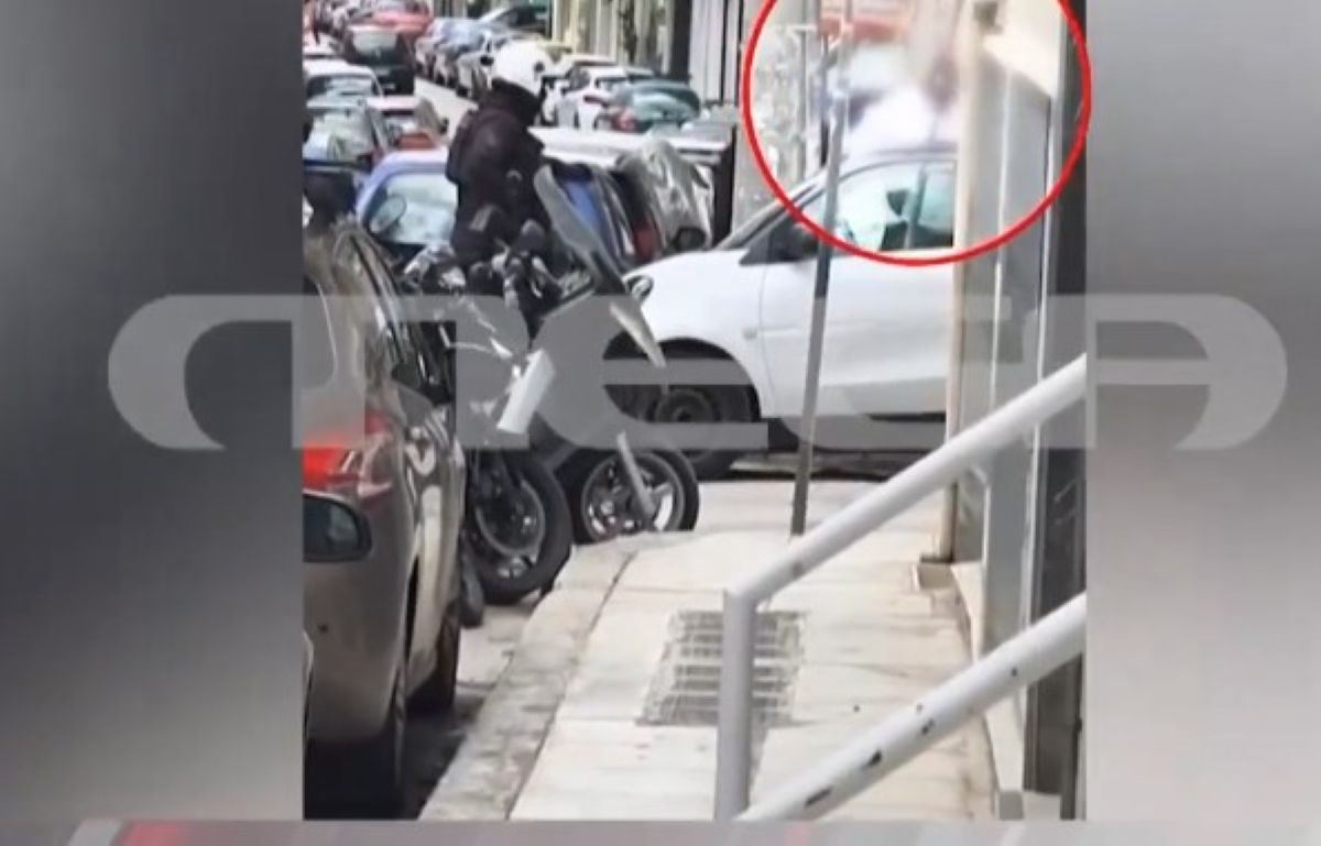 Η στιγμή της σύλληψης του 43χρονου που επιτέθηκε με πιρούνι στην έγκυο σύντροφό του - Το βίαιο παρελθόν και η εμμονή του