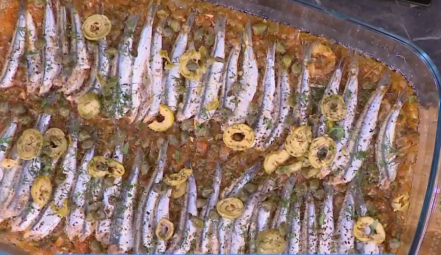 Ο Δημήτρης Σκαρμούτσος ετοιμάζει γαύρο πλακί με λαχανικά, κάπαρη και ελιές