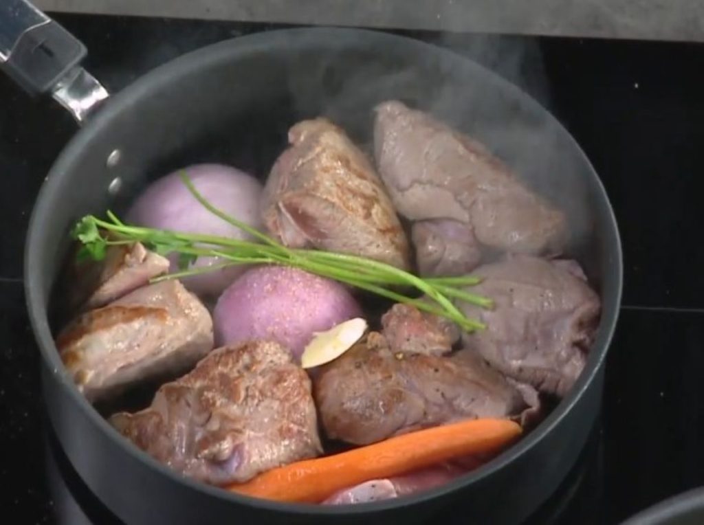 Η Αργυρώ Μπαρμπαρίγου ετοιμάζει πεντανόστιμο μοσχαράκι λεμονάτο με πολύχρωμο ρύζι