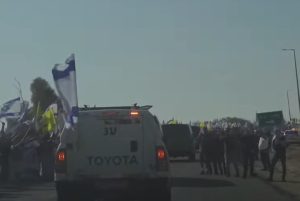 Ο δρόμος για την ελευθερία – Βίντεο δείχνει τους ομήρους καθ’ οδόν προς τη στρατιωτική βάση Ρέιμ