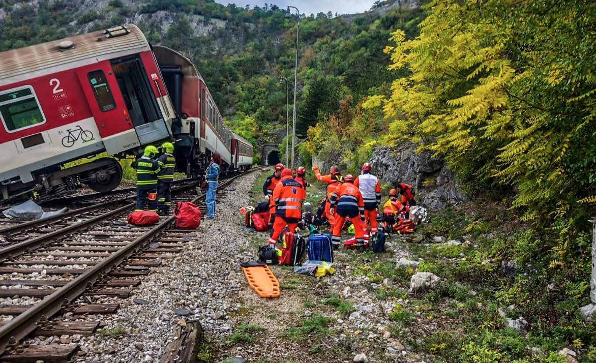 Σλοβακία: 20 τραυματίες από μετωπική σύγκρουση δύο τρένων (video)
