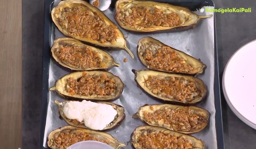 Η Αργυρώ Μπαρμπαρίγου ετοιμάζει μελιτζάνες παπουτσάκια