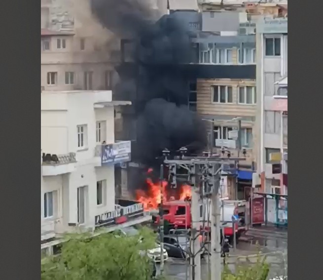 Νίκαια: Όχημα τυλίχθηκε στις φλόγες - Πού έχει διακοπεί η κυκλοφορία (video)