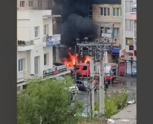 Νίκαια: Όχημα τυλίχθηκε στις φλόγες – Πού έχει διακοπεί η κυκλοφορία (video)