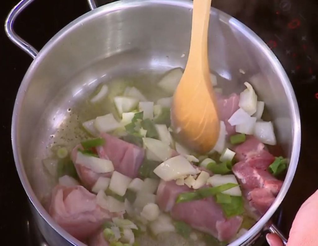 Ο Δημήτρης Σκαρμούτσος ετοιμάζει λαχταριστό χοιρινό πρασοσέλινο