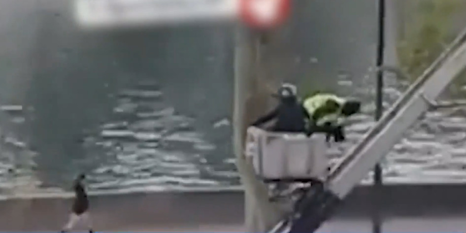 Θρίλερ στο Λούβρο: Βίντεο με τους δράστες να διαφεύγουν με ανυψωτικό μηχάνημα