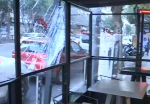 Λαδάδικα: Μεθυσμένος άνδρας έσπασε τα πάντα στο πέρασμά του (video)