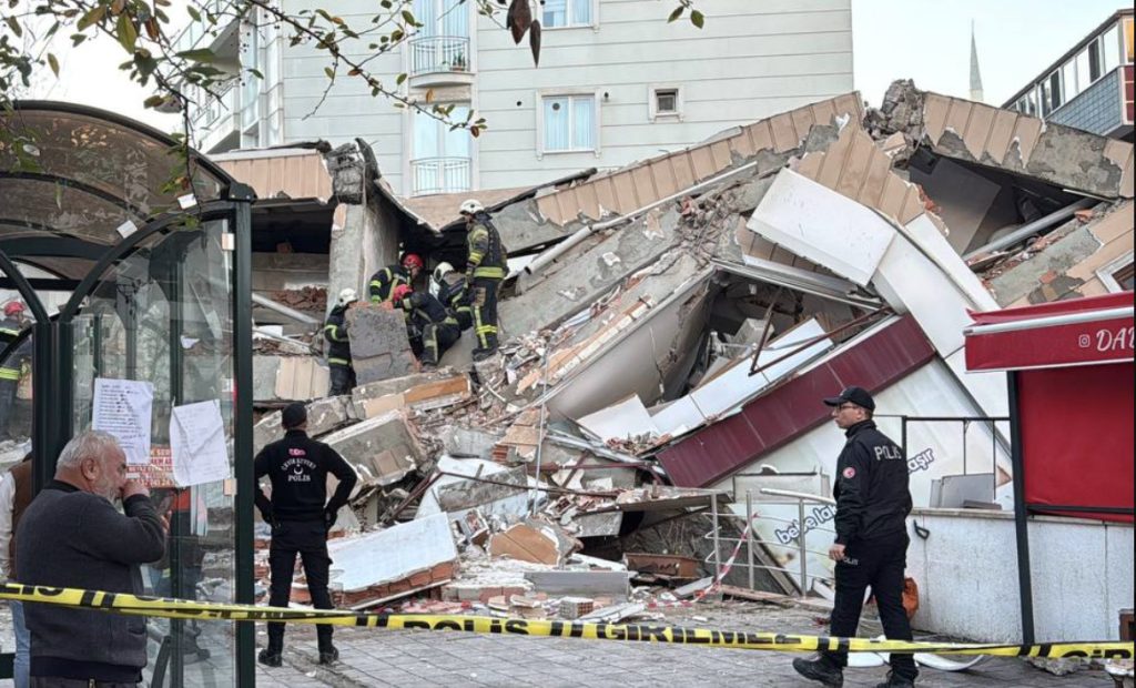 Βίντεο ντοκουμέντο από την κατάρρευση του κτηρίου στην Τουρκία – Δύο νεκρά παιδια, ζωντανή ανασύρθηκε 18χρονη Βίντεο ντοκουμέντο από την κατάρρευση του κτηρίου στην Τουρκία – Δύο νεκρά παιδια, ζωντανή ανασύρθηκε 18χρονη