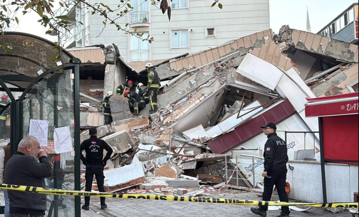 Κατέρρευσε εξαώροφο κτίριο στην Τουρκία – Φόβοι για 7 εγκλωβισμένους Κατέρρευσε εξαώροφο κτίριο στην Τουρκία – Φόβοι για 7 εγκλωβισμένους