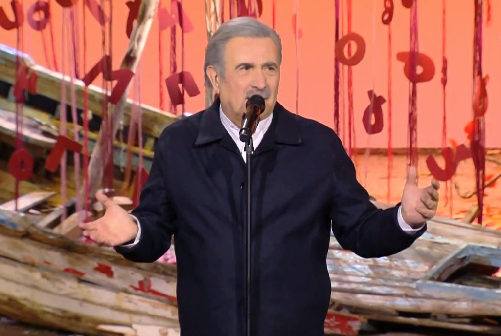 Συγκίνησε ο Λάκης Λαζόπουλος – Το «αντίο» στον Διονύση Σαββόπουλο από το πρώτο Αλ Τσαντίρι Νιουζ της σεζόν