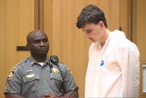 Σοκ στις ΗΠΑ: 20χρονος δολοφόνησε με σφυρί την μητέρα του – Γείτονες τον είδαν να φωνάζει «μαμά» στο δάσος