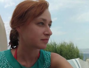 Κορωπί: «Δεν με χτύπησε ο σύντροφός μου, ίσως να ήταν οι γείτονες» – Σπάει τη σιωπή της η 40χρονη μετά τον άγριο ξυλοδαρμό της