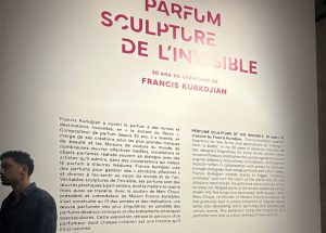 «Άρωμα, Γλυπτική του αόρατου» του Φρανσίς Κερκτζιάν στο Παλαί ντε Τόκιο – Mια εντυπωσιακή έκθεση για… όσους θέλουν να τη μυρίσουν