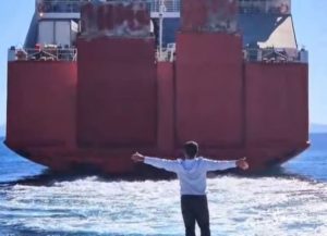 Ένα «αντίο» γεμάτο αγάπη στη Σίκινο: Συγκινητικό βίντεο με τον δήμαρχο να αποχαιρετά με ανοιχτά χέρια μαθητές