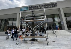 Ποιος έφτιαξε τη φωλιά του πάνω στον «Άνδρα που βαδίζει σε κολώνα» του Ογκίστ Ροντέν, στην είσοδο της Εθνικής Πινακοθήκης; 