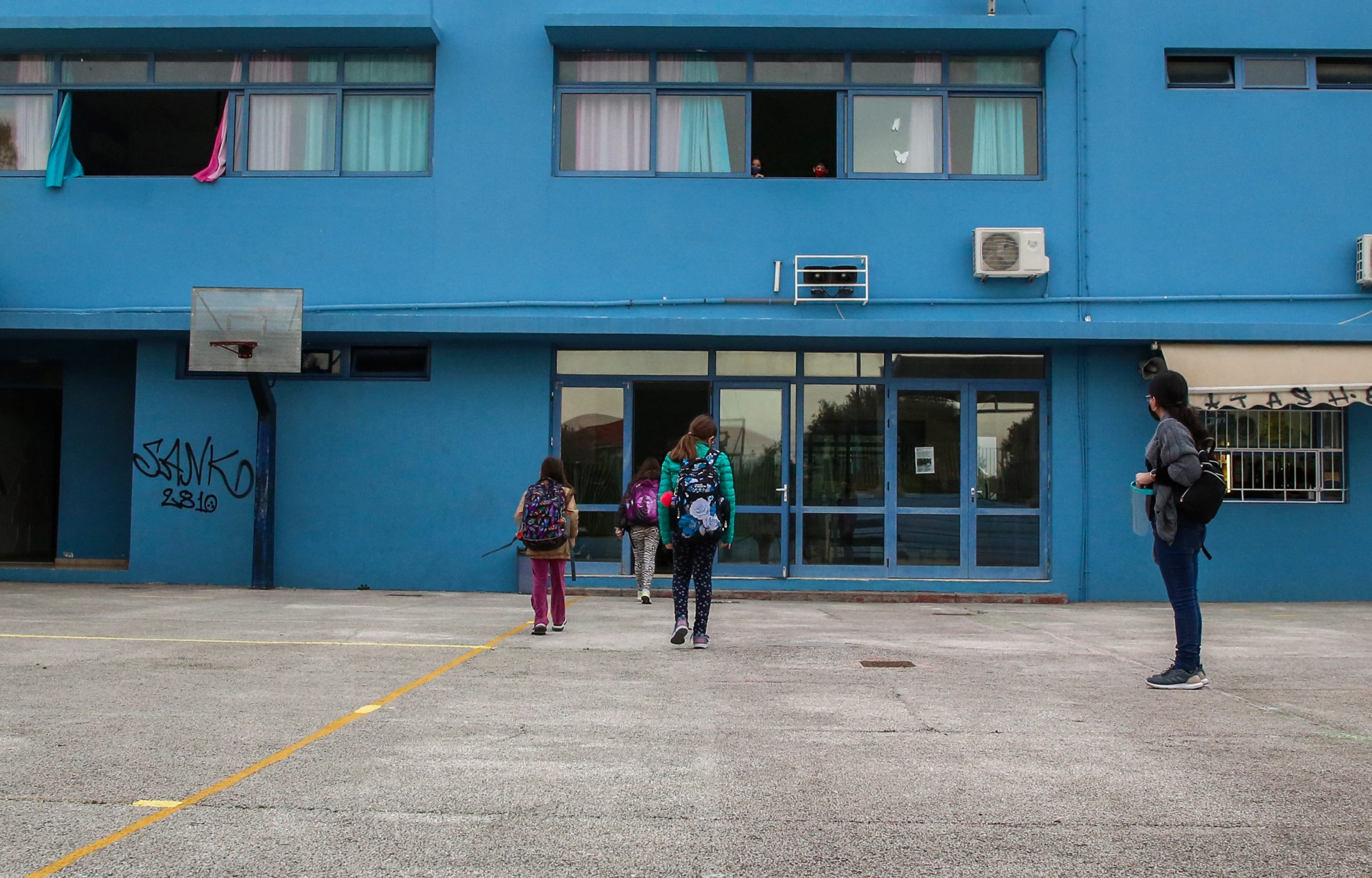 Κρήτη: Έφοδος σε σπίτια ανήλικων μετά από αγοραπωλησία αεροβόλου σε σχολείο