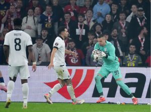 Αποθέωσε τον Τσιφτσή η UEFA για τις αποκρούσεις κόντρα στη Λιλ