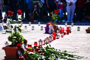 Άγνωστος Στρατιώτης: Λουλούδια στη μνήμη των θυμάτων των Τεμπών μετά την παρέλαση της 28ης Οκτωβρίου