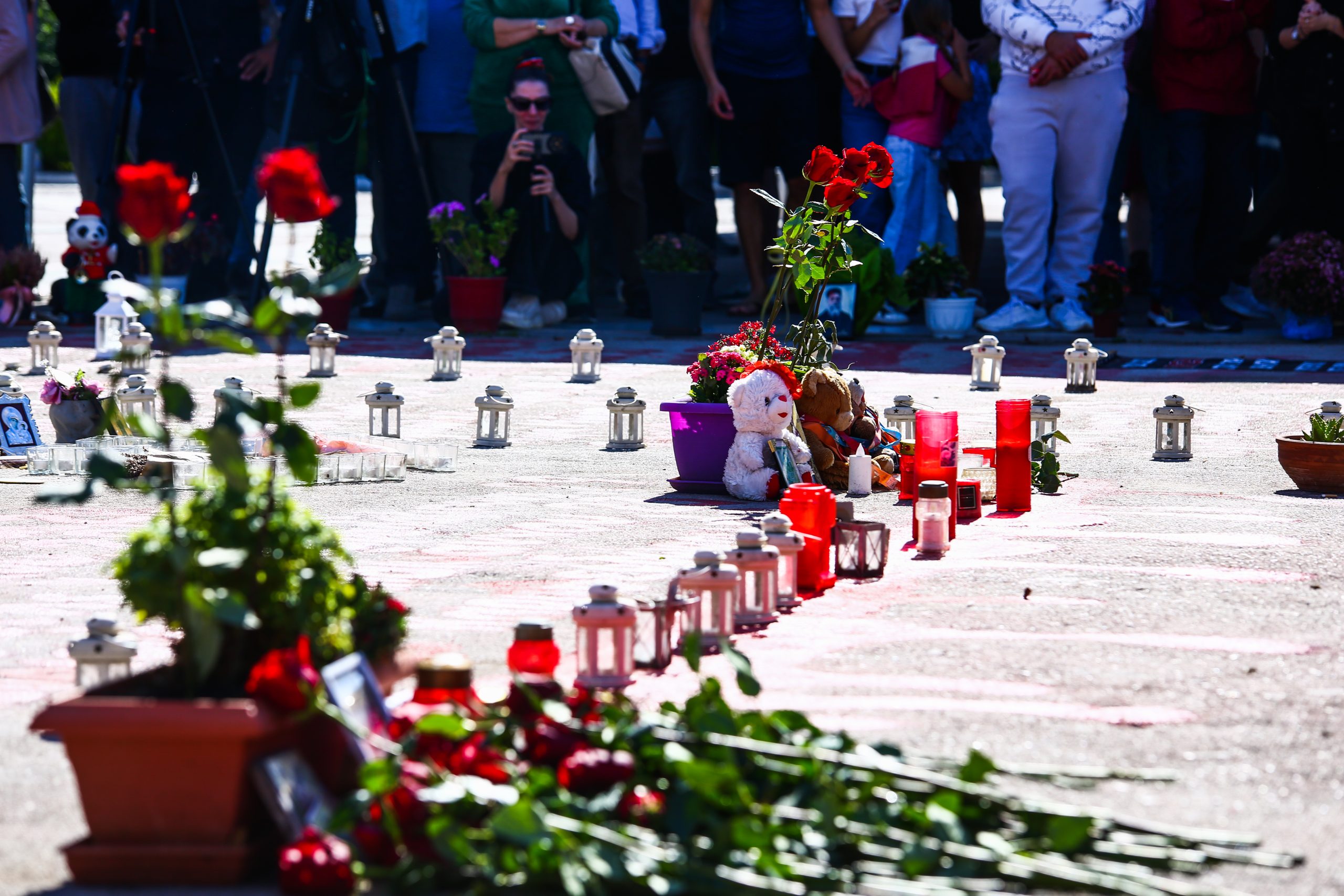 Άγνωστος Στρατιώτης: Λουλούδια στη μνήμη των θυμάτων των Τεμπών μετά την παρέλαση της 28ης Οκτωβρίου