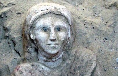 Αρχαία Ρωμαϊκή ταφόπλακα 1.900 ετών ανακαλύφθηκε σε αυλή στη Νέα Ορλεάνη 