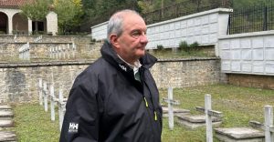 Κ. Καραμανλής: Φόρο τιμής στα μνημεία πεσόντων Ελλήνων στη Βόρεια Ήπειρο απέτισε ο πρώην πρωθυπουργός (φωτογραφίες)