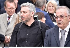 Διονύσης Σαββόπουλος: Συγκλόνισε με τον επικήδειο λόγο του ο Αλκίνοος Ιωαννίδης – «Ένας συντηρητικός με καρδιά επαναστάτη»